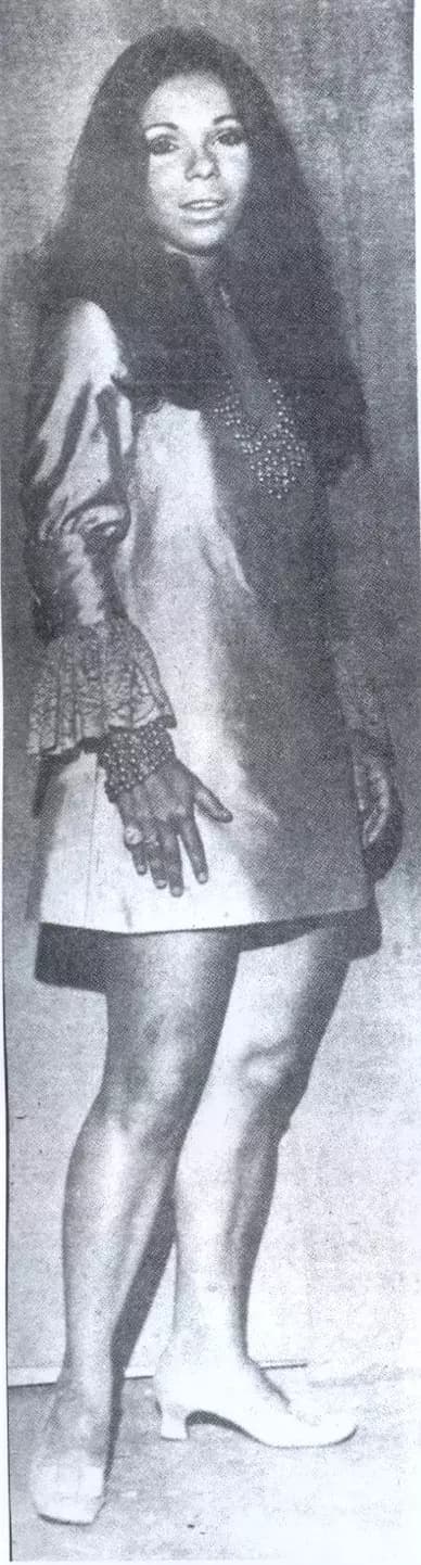 Revista Do Rádio Nº 1022.
A Elegância Da Estrela.
Martinha Recomenda O Modelo Para Quem Deseja Estar Sempre Em Dia Com A Moda E Sugere O Traje Para Passeios, Cinema Em Sessão De Gala.
Pág. 26