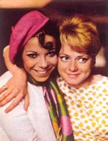 Revista Intervalo Nº 278. Martinha E Rita Pavone. Num Chá da Tarde. Pág.. 42 e 43